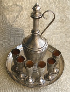 Коньячный, ликерный, водочный набор. Серебро 875 проба. Кувшин, поднос- СССР, Таллин, 1957г.,  514.7грамма . Рюмки  -СССР, Киев, 1957г., 181.7 грамма. Общий вес 696,4грамма. Возможна продажа раздельно. Высота кувшина 265мм, 205мм, рюмки 88мм., Артикул 1517