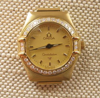 Дамские наручные часы OMEGA, золото 750 проба, бриллианты, 22.7 грамма, кварц. 23х25мм., Артикул 1696