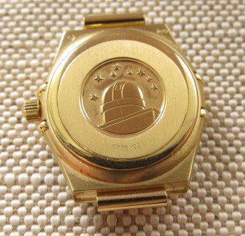 Дамские наручные часы OMEGA, золото 750 проба, бриллианты, 22.7 грамма, кварц. 23х25мм., Артикул 1696