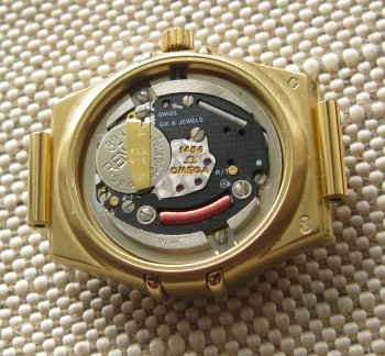 Дамские наручные часы OMEGA, золото 750 проба, бриллианты, 22.7 грамма, кварц. 23х25мм., Артикул 1696