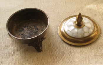 коробочка, шкатулка, бонбоньерка латунь, перламутр диаметр 78мм, высота 79мм., Артикул 305