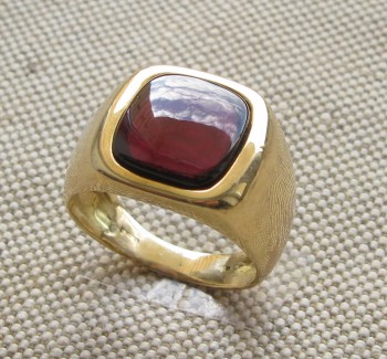 Кольцо, золото 750 проба, 16.9 грамма, Италия, Valenza, 1985., Гранат 8.5 карат, заключение МГУ. Тест спектрометра. 22 размер., Артикул 529