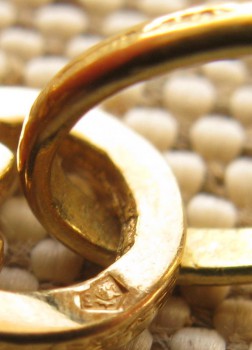 Крест, золото 750 проба, 7.84 грамма, 35х47мм. Италия, AREZZO,  импортирован в Чехословакию., Артикул 551