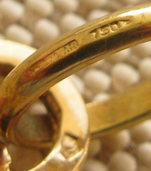 Крест, золото 750 проба, 7.84 грамма, 35х47мм. Италия, AREZZO,  импортирован в Чехословакию., Артикул 551