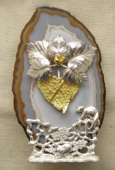 Самородки,  золото 118.44 грамма 883проба, серебро 925 проба 748 грамм, агат. Размер композиции 265х165мм. Сертификат САМОРОДКИ КОЛЫМЫ.10рублей для понимания размера., Артикул 561