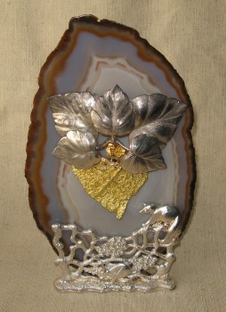 Самородки,  золото 118.44 грамма 883проба, серебро 925 проба 748 грамм, агат. Размер композиции 265х165мм. Сертификат САМОРОДКИ КОЛЫМЫ.10рублей для понимания размера., Артикул 561