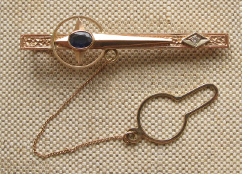 Зажим для галстука, золото 585 проба, 12.95 грамма, Москва, сапфир, бриллиант. 65мм., Артикул 566