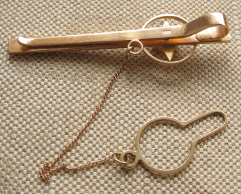 Зажим для галстука, золото 585 проба, 12.95 грамма, Москва, сапфир, бриллиант. 65мм., Артикул 566