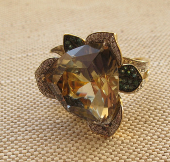 Кольцо, золото 750 проба, изумруды 0.35карата, бриллианты 1.08 карата, цитрин 21 карат, 24.97грамма, 18 размер., Артикул 595