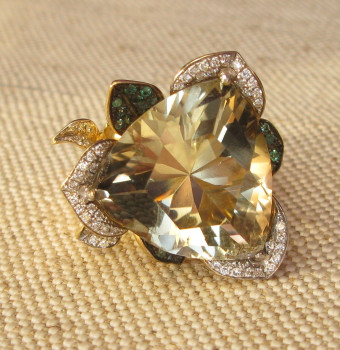 Кольцо, золото 750 проба, изумруды 0.35карата, бриллианты 1.08 карата, цитрин 21 карат, 24.97грамма, 18 размер., Артикул 595