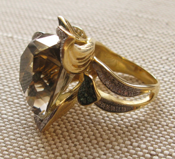 Кольцо, золото 750 проба, изумруды 0.35карата, бриллианты 1.08 карата, цитрин 21 карат, 24.97грамма, 18 размер., Артикул 595